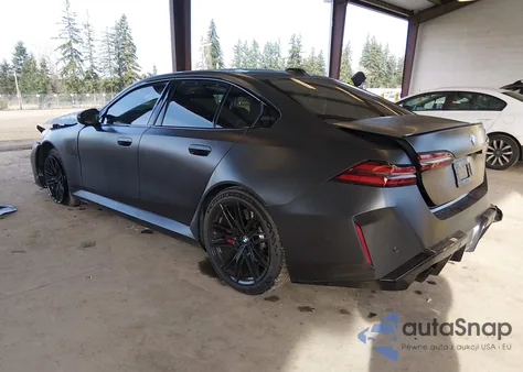 2026 BMW M5 z USA, uszkodzony, nr VIN WBS83FK04TCW34238